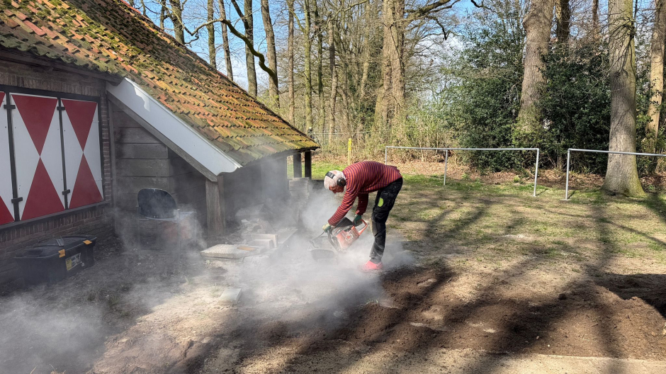 Nieuwe betegeling bij Dievelaarsschuur · HTFC